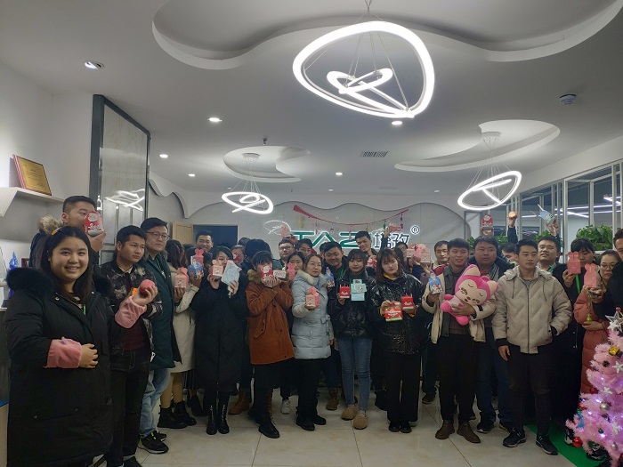 平安夜&圣誕節(jié)，塔孜給小伙伴們“交換禮物、傳遞真情”